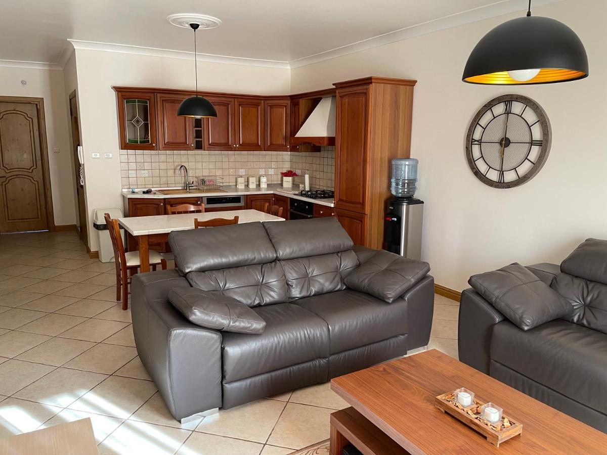 Beautiful Central Apartment With Pool เซนต์พอลส์เบย์ ภายนอก รูปภาพ